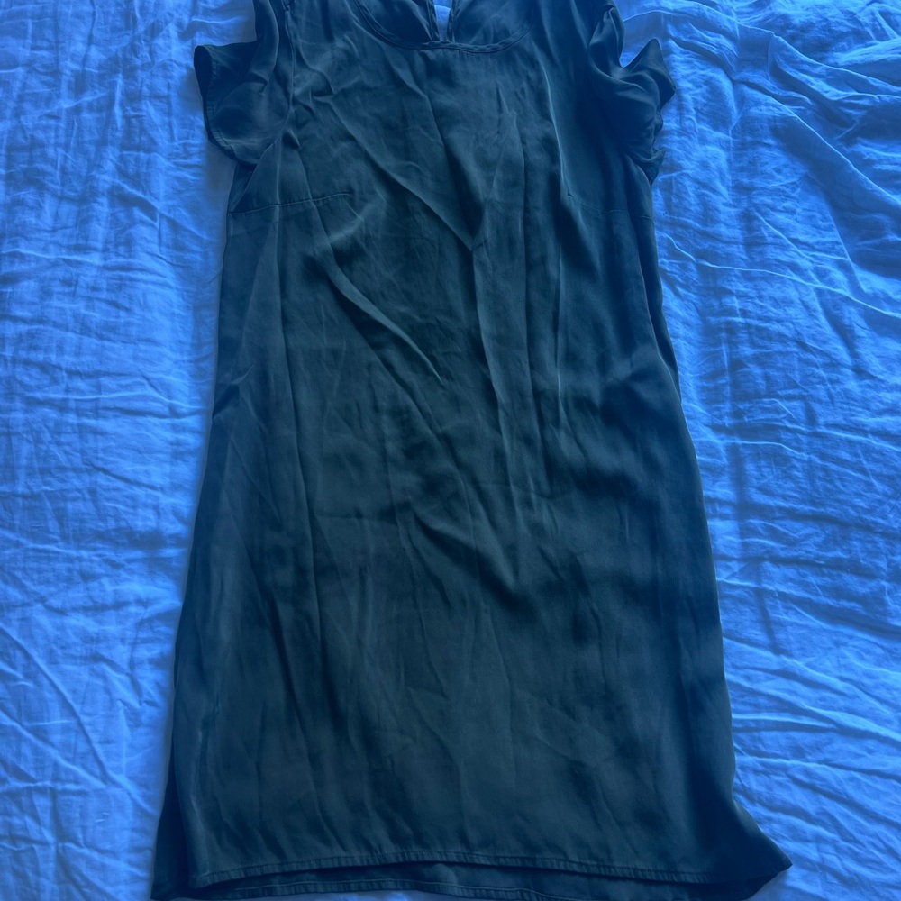 NWOT Quince Washable Silk Stretch Tee Dress in Military Olive Size S - Picture 3 of 3